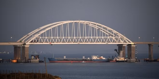Lối ra vào dưới gầm cầu Kerch kết nối biển Azov và Biển Đen. Ảnh: ITN