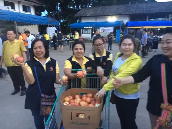 Các tình nguyện viên Thái Lan vui vẻ tặng hoa quả cho phóng viên quốc tế sau khi các thành viên đội bóng nhí Thái Lan được giải cứu.