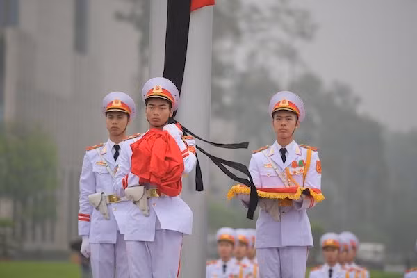 Nghi lễ treo cờ rủ trên Quảng trường Ba Đình sáng 3-5.
