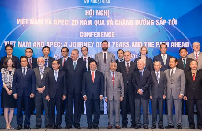 Phó Thủ tướng, Bộ trưởng Ngoại giao Phạm Bình Minh và các đại biểu dự Hội nghị.