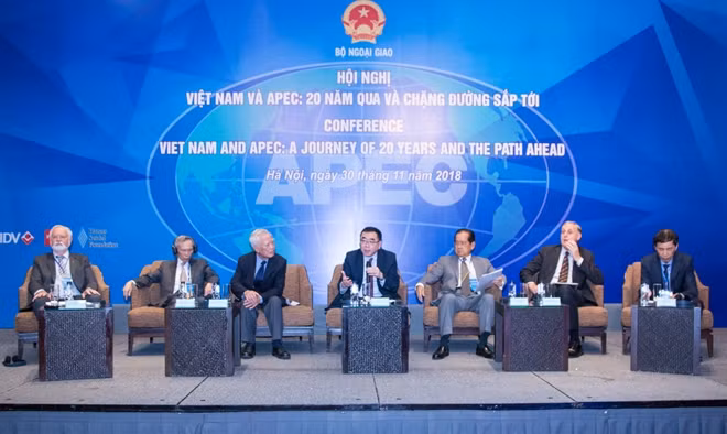 Các diễn giả tại phiên thảo luận đầu tiên.