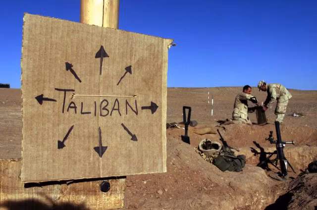 Mặc dù đã tiêu tốn nhiều tiền bạc và hy sinh nhiều mạng sống trong cuộc chiến tại Afghanistan, song ông Trump mới đây quyết định sẽ tăng quân số lính Mỹ tại Afghanistan và đây là một phần trong chiến lược mới của Mỹ tại khu vực này. Đây là một quyết định rất bất ngờ của Tổng thống Trump khi mà ông luôn hứa rút sạch quân về nước trong thời gian tranh cử. Trong ảnh là một tấm biển bằng giấy do các lính Mỹ tự vẽ, cho thấy Taliban ở mọi hướng...