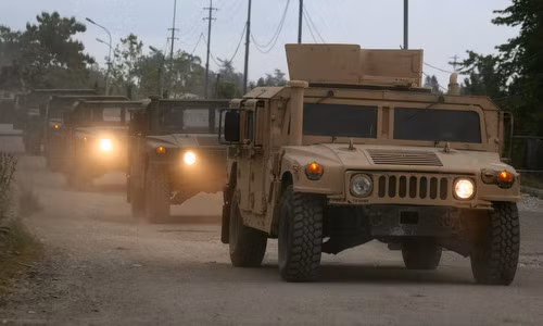 Lính Nga lái những chiếc Humvee rời khỏi Gruzia sau chiến sự năm 2008. Ảnh: AP.