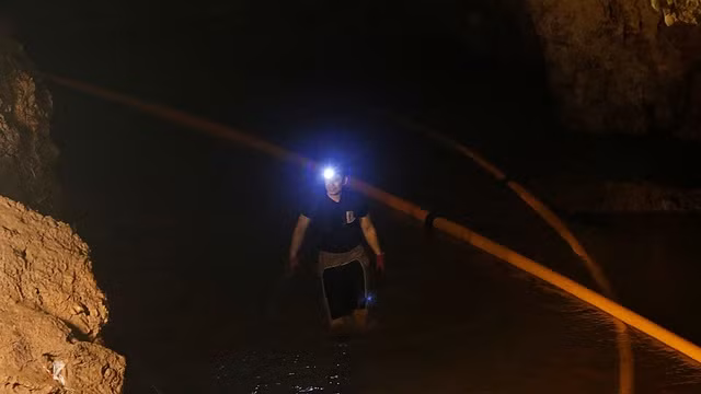 Một thành viên đội cứu hộ. Ảnh: Reuters
