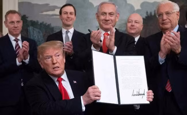 Ông Trump cùng văn kiện công nhận Cao nguyên Golan là của Israel. Ảnh: AP
