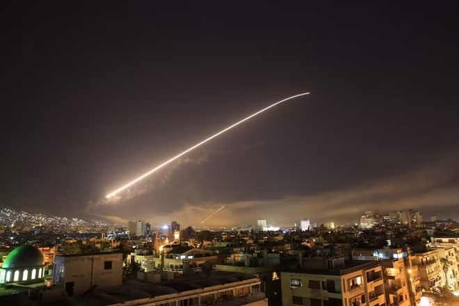 Các tổ hợp phòng không của Syria phóng tên lửa chống lại đòn không kích rầm rộ của Mỹ- Anh- Pháp.