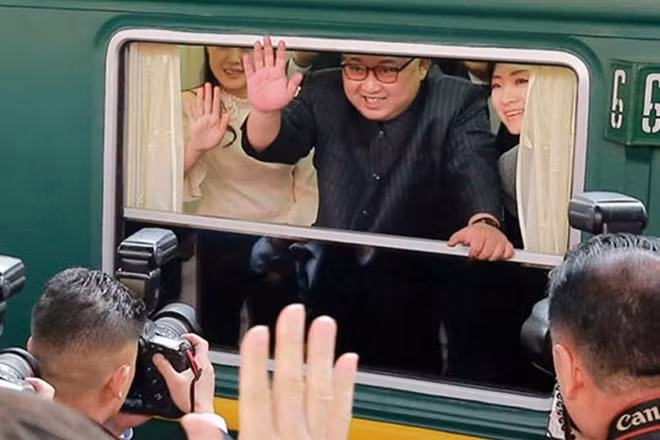 Konstantin Pulikovsky, cựu quan chức ngoại giao Nga từng đi trên đoàn tàu cùng cố lãnh đạo Triều Tiên Kim Jong-il năm 2011, cho biết mọi đồ dùng trên tàu đều rất sang trọng. Là một quốc gia có hệ thống đường sắt dày đặc, con tàu là phương tiện công du lý tưởng của ông Kim.