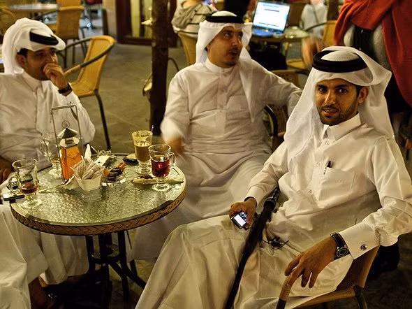 Dân số ở Qatar trẻ và nam đông hơn nữ. Chỉ có 1,5% số dân ở đây già hơn 65 tuổi, tỉ lệ nam so với nữ là 1,99. Nguyên nhân là do lao động là nam đến từ nước ngoài nhiều. Người dân nước này chưa bao giờ phải lo lắng về việc làm thế nào để kiếm sống. Vì thế, mà người dân ở đây không cần thiết phải làm việc.