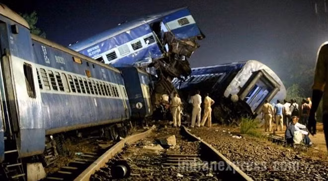 Các toa tàu nằm đè lên nhau tại hiện trường vụ tai nạn. Ảnh: Indiaexpress