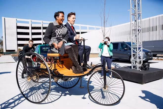Vào thời điểm năm 1886, chiếc Benz Patent Motorwagen có giá 150 USD, tương đương 4.086 USD theo thời giá hiện tại.