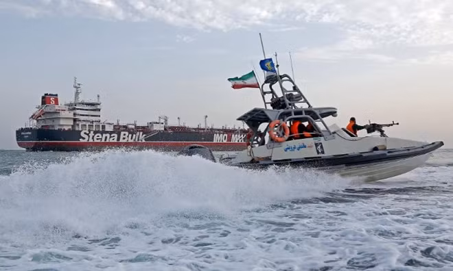Tàu tuần tra Iran áp sát tàu Stena Impero hồi tháng trước. Ảnh: IRNA