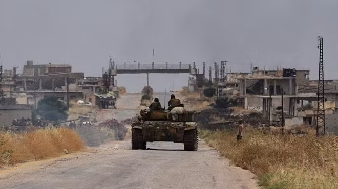 Xe tăng của quân đội Syria tiến vào thị trấn Khan Sheikhun. Ảnh: AP