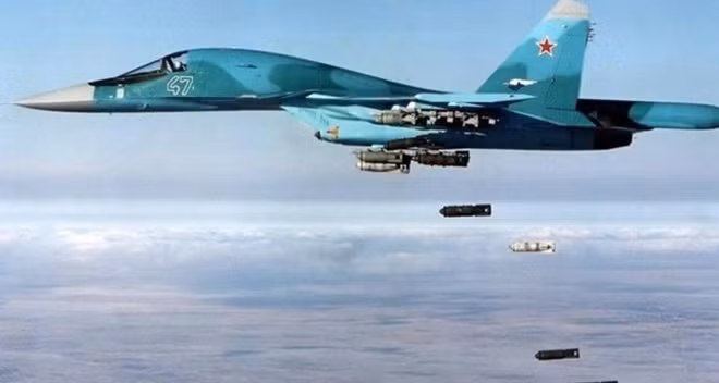 Máy bay Nga thả bom xuống cứ điểm của IS ở Syria. Ảnh: RT