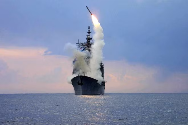 Tàu khu trục Mỹ nã tên lửa hành trình Tomahawk. Ảnh: USNAVY