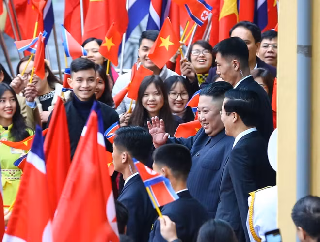 Chủ tịch Kim Jong-un được chào đón khi tới Việt Nam sáng 26-2. Ảnh: Thiện Minh