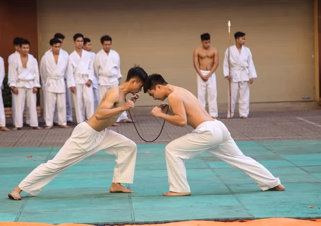 Các màn biểu diễu võ thuật bao gồm: Đồng diễn võ tổng hợp 44 động tác, bài Mai hoa quyền; biểu diễn võ thuật xử lý tình huống, khí công, công phá.