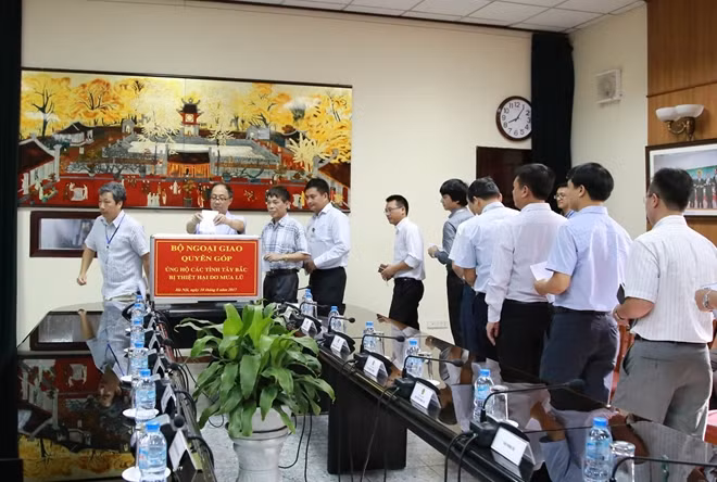 Cán bộ Bộ Ngoại giao hưởng ứng tham gia ủng hộ đồng bào các tỉnh Tây Bắc bị thiệt hại do mưa lũ.