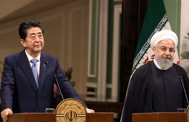Thủ tướng Nhật Bản Shinzo Abe và Tổng thống Iran Hassan Rouhani tại họp báo chung. Ảnh: Reuters