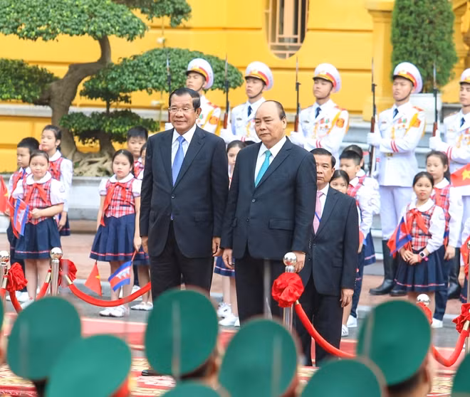 Sáng 7-12, tại Phủ Chủ tịch, trong không khí trang trọng, Thủ tướng Nguyễn Xuân Phúc đã chủ trì lễ đón chính thức Thủ tướng Campuchia Hun Sen.