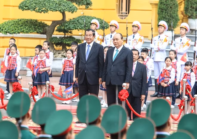 Thủ tướng Nguyễn Xuân Phúc chủ trì lễ đón Thủ tướng Campuchia Hun Sen.
