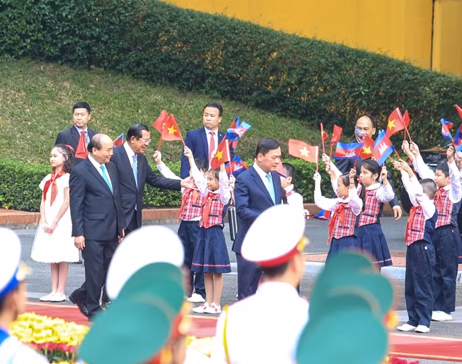Đây là chuyến thăm chính thức Việt Nam lần đầu tiên của Thủ tướng Hun Sen, sau khi Campuchia thành lập Chính phủ nhiệm kỳ VI tháng 9-2018, diễn ra trước thềm kỷ niệm 40 năm chiến thắng chế độ diệt chủng (7/1/1979 - 7/1/2019).