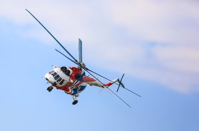 Mi-171A2 thực hiện động tác bay nghiêng 45 độ.