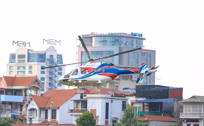 Trực thăng Ansat Nga gây ấn tượng với màn bay biểu diễn đẹp mắt.