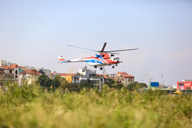 Tập đoàn Trực thăng Nga (Russian Helicopters) vừa tiến hành bay thử hai mẫu trực thăng Ansat và Mi-171A2 tại sân bay Gia Lâm, Hà Nội vào chiều 16-11. Đây là lần đầu tiên hai chiếc trực thăng trứ danh này của Nga tiến hành các hoạt động bay biểu diễn ở Hà Nội. Trong ảnh là máy bay Mi-171A2 cất cánh.