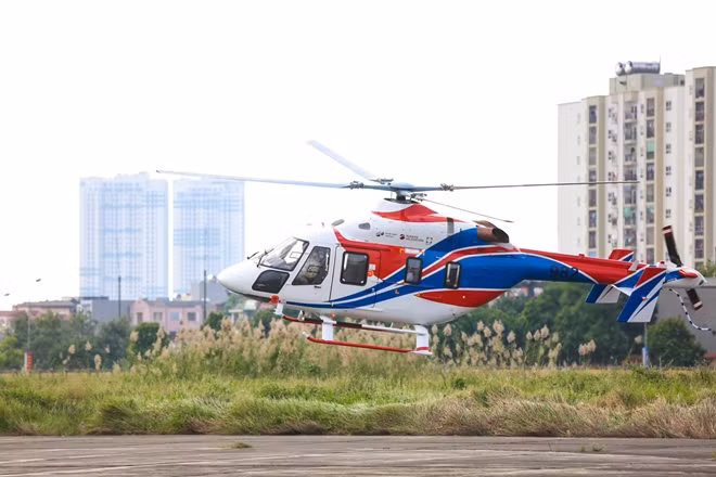 Khác với Mi-171A2, Ansat là dòng trực thăng đa dụng hạng nhẹ mới ra đời từ những năm 1990 và được phát triển bởi các kĩ sư của nhà máy Trực thăng Kazan. Dòng Ansat có nhiều biến thể, chuyên được sử dụng cho vận tải hành khách VIP, bay huấn luyện và bay cứu thương.