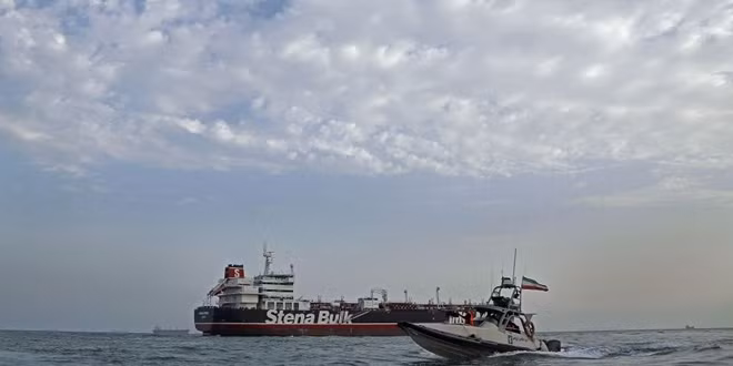 Tàu tuần tra Iran chạy quanh tàu Stena Impero của Anh ở vùng Vịnh. Ảnh: IRNA