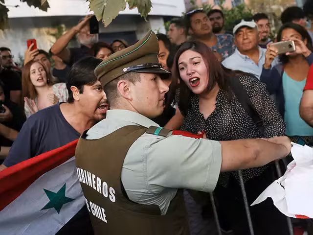 Một cuộc tuần hành khác cũng đã được tiến hành ở Chile để bày tỏ ủng hộ giải pháp hòa bình trong vấn đề Syria. Hôm 14-4, Mỹ cùng Anh và Pháp đã phóng hơn 100 tên lửa các loại vào nhiều mục tiêu ở Syria sau khi cáo buộc chính quyền Damacus sử dụng vũ khí hóa học khiến nhiều thường dân thiệt mạng. Syria đã bác bỏ mọi cáo buộc và kêu gọi điều tra nghiêm túc.