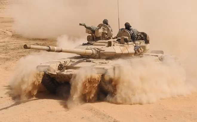 Một chiếc xe tăng di chuyển trên sa mạc ở Syria. Ảnh: ITN