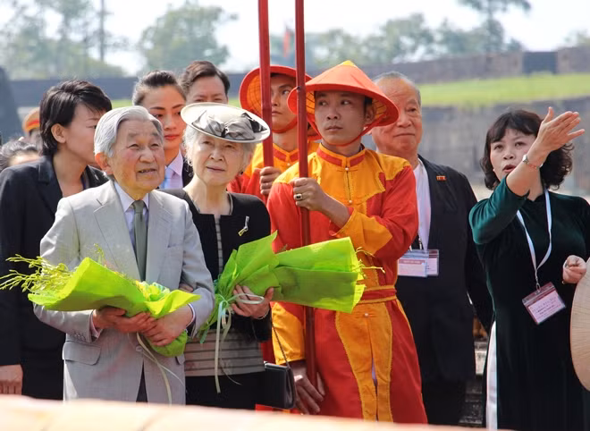 Chiều 3-3-2017, Nhà vua Nhật Bản Akihito và Hoàng hậu Michiko đã đến thăm Cố đô Huế trong sự đón tiếp nồng hậu của người dân địa phương.