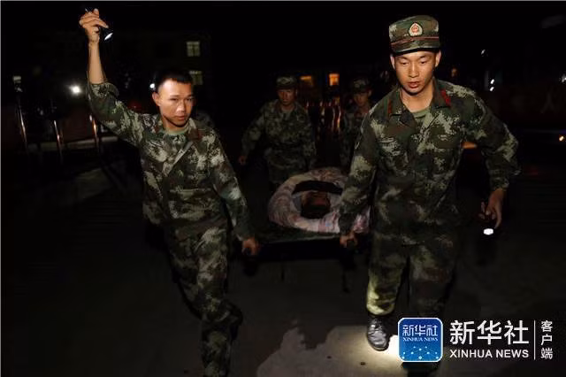 RT dẫn nguồn tin từ truyền thông Trung Quốc cho biết, tính đến khoảng 15h ngày 9-8, 17 người được xác nhận đã thiệt mạng và hơn 140 người khác đang được điều trị tại bệnh viện, trong số họ có đến gần 30 người bị thương rất nghiêm trọng. Ảnh: Xinhua