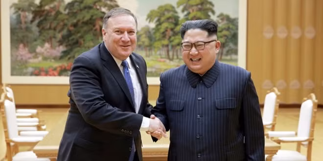 Ngoại trưởng Mỹ Mike Pompeo cùng nhà lãnh đạo Triều Tiên Kim Jong-un. Ảnh: Reuters