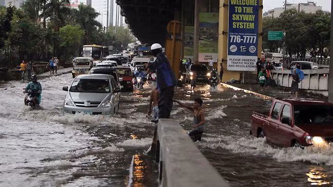 Theo thông tin từ Cục thời tiết Philippines, cơn bão nhiệt đới Tembin có sức gió lên đến 80 km/h và đang di chuyển về phía Tây với tốc độ 20 km/h. "Nước sông đã dâng lên và phần lớn các ngôi nhà đã bị cuốn đi. Ngôi làng đã biết mất", cảnh sát Gerry Parami chia sẻ từ Tubod. Theo thông tin từ Cục thời tiết Philippines, cơn bão nhiệt đới Tembin có sức gió lên đến 80 km/h và đang di chuyển về phía Tây với tốc độ 20 km/h. "Nước sông đã dâng lên và phần lớn các ngôi nhà đã bị cuốn đi. Ngôi làng đã biết mất", cảnh sát Gerry Parami chia sẻ từ Tubod.