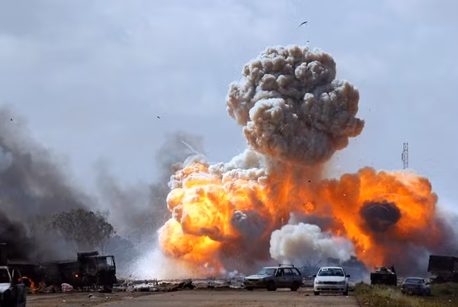 Khói lửa từ một vụ không kích ở Libya. Ảnh: ITN