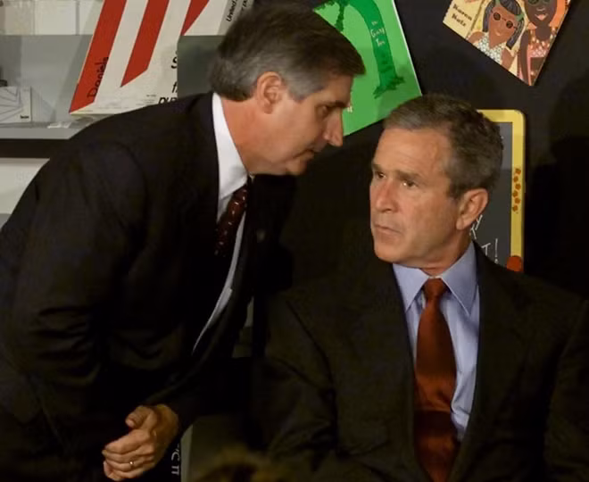 Gương mặt đầy biểu cảm của Tổng thống Mỹ khi đó ông George W. Bush khi nghe chánh văn phòng Nhà Trắng Andrew Card báo cáo tình hình. Ảnh: Reuters.