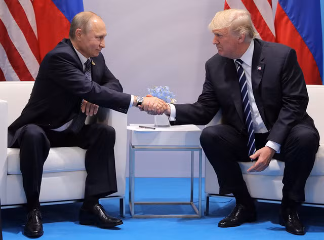 Tổng thống Nga Vladimir Putin và người đồng cấp Mỹ Donald Trump tại cuộc gặp đầu tiên. Ảnh: RT