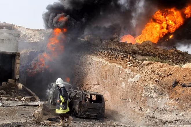 Hiện trường một vụ nổ ở Idlib, Syria. Ảnh: Reuters