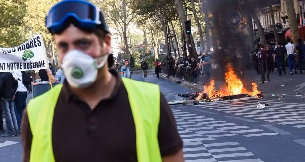Người biểu tình đốt xe cộ ở thủ đô Paris. Ảnh: Irishtimes Người biểu tình đốt xe cộ ở thủ đô Paris. Ảnh: Irishtimes