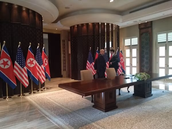 Chiếc bàn "đặc biệt" trong phòng kí kết văn kiện của ông Trump và ông Kim. Ảnh: Straitstimes