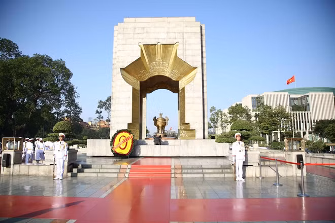 Vòng hoa của Tổng Bí thư, Chủ tịch nước Lào Bounnhang Vorachith mang dòng chữ: "Nhân dân Lào mãi ghi nhớ công ơn to lớn của các vị anh hùng Việt Nam".