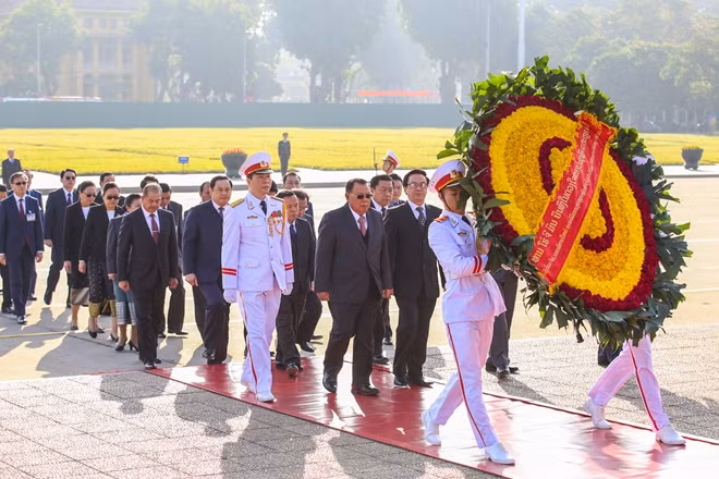 Tổng Bí thư, Chủ tịch nước Lào Bounnhang Vorachith cùng đoàn đại biểu cấp cao Đảng, Nhà nước Lào sáng nay (20-12) đặt vòng hoa và vào Lăng viếng Chủ tịch Hồ Chí Minh.