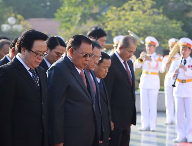 Tổng Bí thư, Chủ tịch nước Lào Bounnhang Vorachith cùng lãnh đạo hai nước tại Đài tưởng niệm.