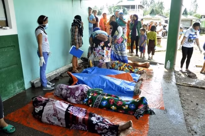 Vị quan chức này cũng cho biết hệ thống điện và liên lạc tại khu vực Mindanao đã bị cắt, khiến cho công cuộc cứu hộ trở nên khó khăn hơn.