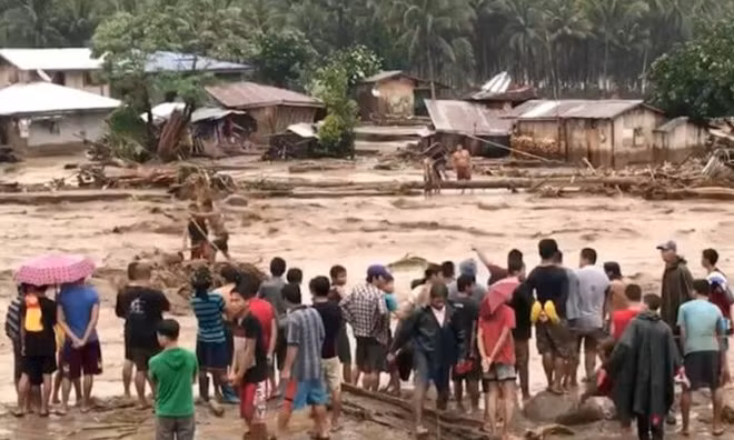 Người dân bất lực đứng nhìn dòng lũ quét sạch tài sản ở Lanao del Norte.
