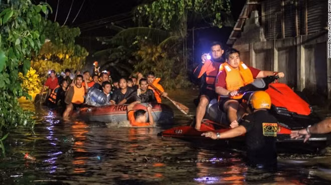 Cơn bão Tembin đổ bộ vào Philippines chỉ một tuần sau khi cơn bão Kai-Tak làm 54 người chết, 24 người mất tích ở khu vực miền Trung Philippines.