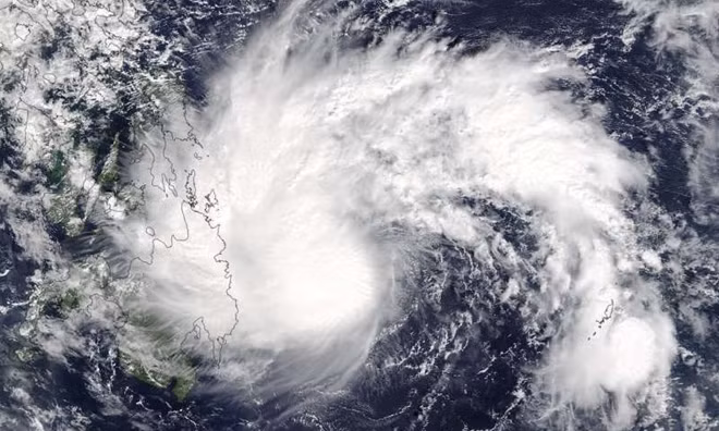 Cơn bão Tembin ập vào hòn đảo Mindanao của Philippines ngày 22-12 gây ra hàng loạt vụ lũ quét, lở đất, có nơi cả một ngôi làng bị chôn vùi. Theo truyền thông Philippines, số người chết do cơn bão này đã lên đến 200 người và tiếp tục tăng.