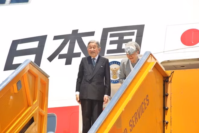 Cảm kích trước sự đón tiếp và đưa tiễn nồng nhiệt từ Việt Nam, Nhà vua Akihito và Hoàng hậu Michiko đã rất vui mừng và cảm thấy hài lòng trong chuyến thăm Việt Nam lần này. Ảnh: Zing Cảm kích trước sự đón tiếp và đưa tiễn nồng nhiệt từ Việt Nam, Nhà vua Akihito và Hoàng hậu Michiko đã rất vui mừng và cảm thấy hài lòng trong chuyến thăm Việt Nam lần này. Ảnh: Zing